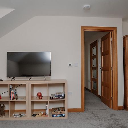 Lovely New 1 Bedroom Loft Apartment With On Drive Parking Trowbridge Exterior foto