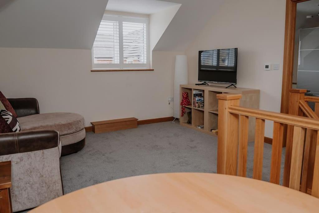 Lovely New 1 Bedroom Loft Apartment With On Drive Parking Trowbridge Exterior foto