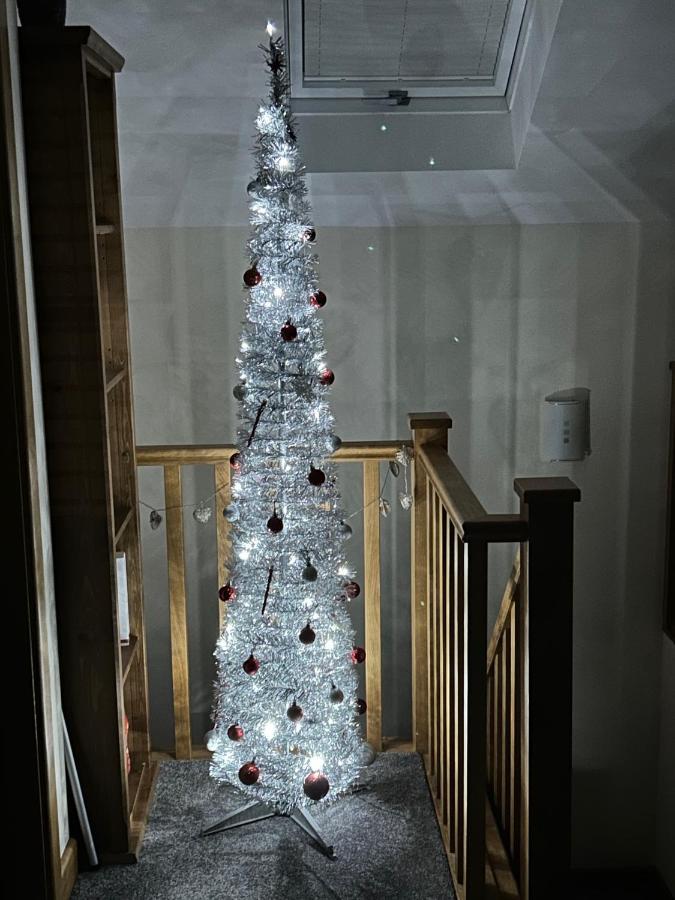 Lovely New 1 Bedroom Loft Apartment With On Drive Parking Trowbridge Exterior foto